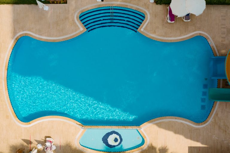 Los beneficios para la salud mental y física de tener una piscina a un paso de tu salón